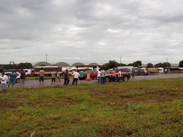 PRF colocar equipes em pontos de bloqueios de caminhoneiros para evitar tumulto