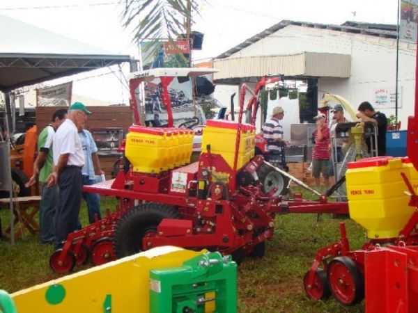 Agricultores conhecem novas tecnologias e melhoram produo
