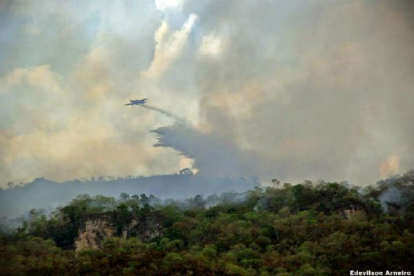 Avio  usado para controlar incndio na Serra Azul; Fogo comeou na MT-100