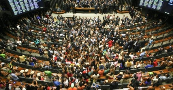 Plenrio da Cmara foi invadido por ndios em abril contra a PEC 215