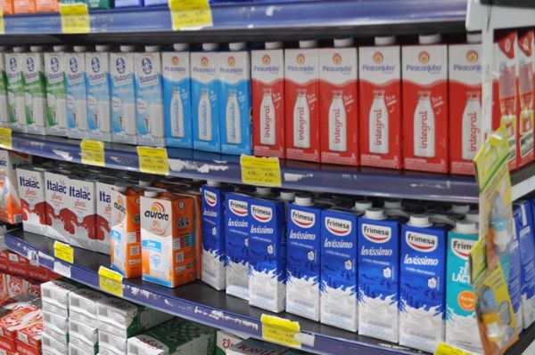 Preo do leite tende a cair ao consumidor com a chegada das chuvas; valor baixou 3,35% ao produtor