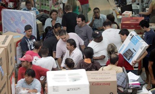 Lojas fsicas tiveram aumento de 4,9% nas vendas em Cuiab; e-commerce faturou R$ 2,1 bi