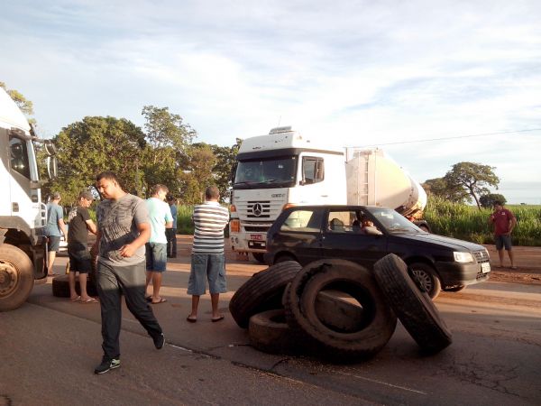 Em Mato Grosso os manifestantes esto liberando apenas carros de passeio, nibus, ambulncias, caminhes com cargas vivas (desde que estejam carregados) e de perecveis.