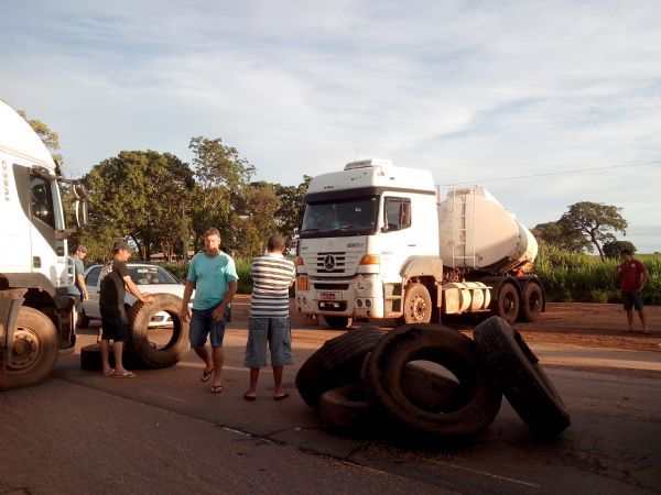 Caminhoneiros bloqueiam rodovia federal de Mato Grosso em protesto contra aumento de combustveis;  fotos 