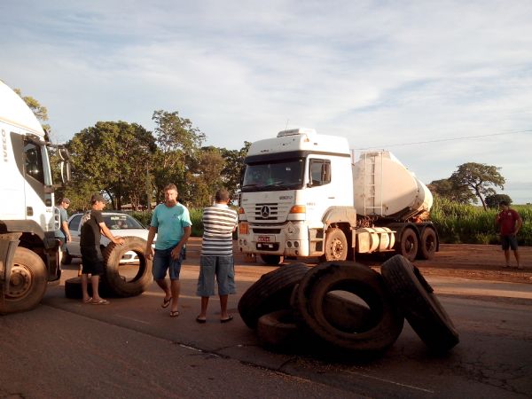 Cuiab, Jaciara, Serra de So Vicente e Posto Gil so fechados por caminhoneiros em protesto; veja fotos