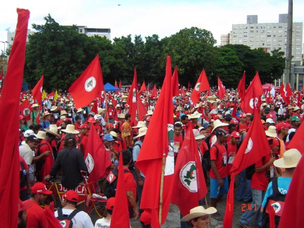 Sem terra fecham pontes na divisa de Mato Grosso e Gois