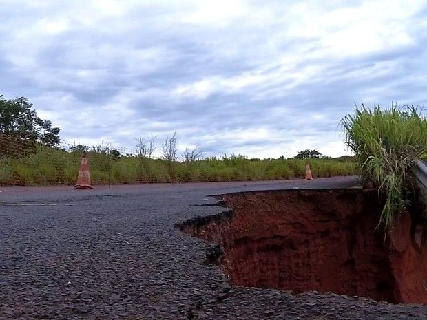 Eroso em acostamento da MT-480 consome parte da pista aps chuva