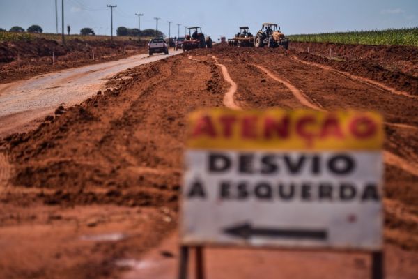 Dois milhes de litros de leo diesel so distribudos para obras em rodovias estaduais