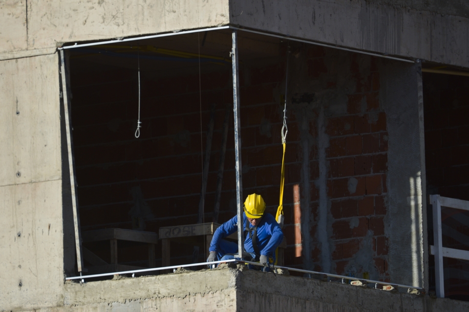 Setor da construo civil  destaque entre 858 vagas de emprego abertas; salrios at R$ 7 mil e diversos benefcios
