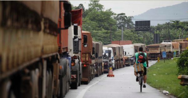 Caminhoneiros aproveitam onda de protestos para reivindicar melhorias