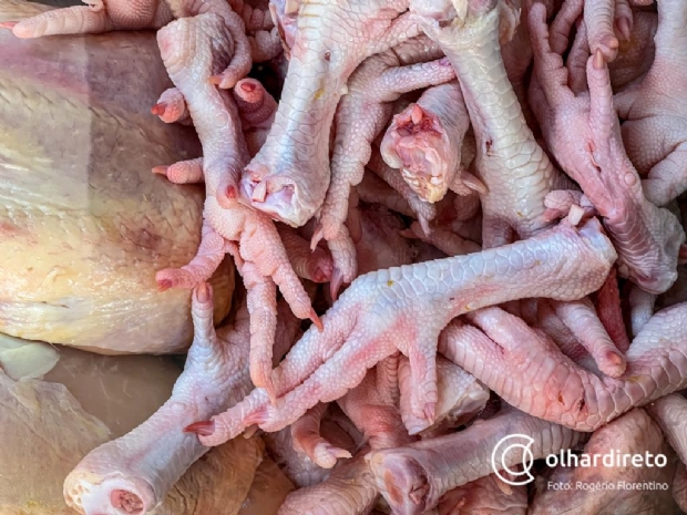 Com alta nos preços da carne, açougues relatam crescimento nas vendas de pés de galinha