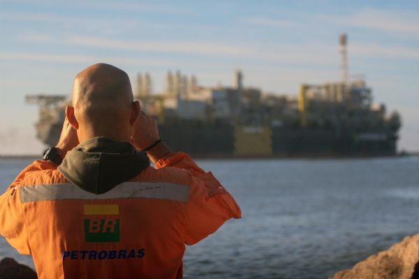 Gasolina  reajustada em 6% nas refinarias pela Petrobras; vale a partir desta quarta-feira
