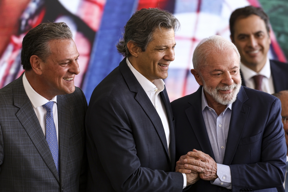 Governo anuncia R$ 12 bilhes para produtores rurais atingidos por clima extremo