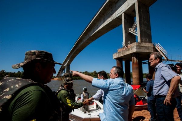 Os governadores tucanos Marconi Perillo (GO) e Pedro Taques (MT) em abertura de construo da ponte que ligar os dois Estados