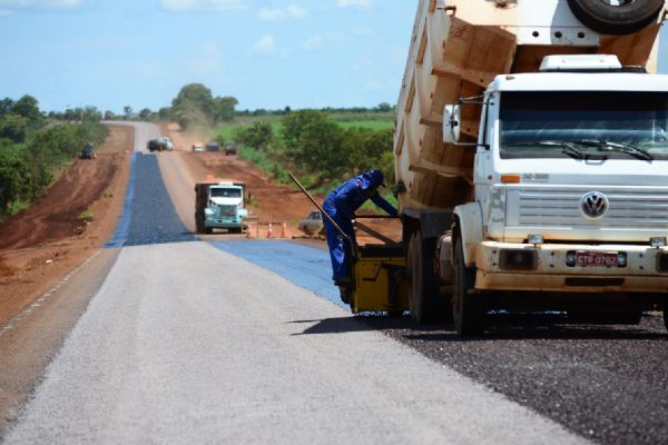 Taques recebe relatrios ambientais referente a 50 contratos de obras em rodovias