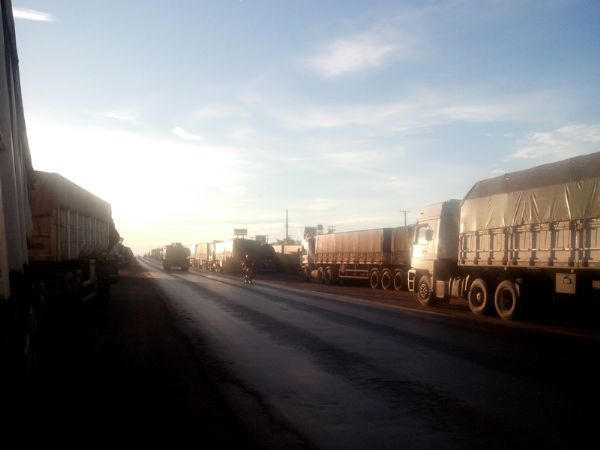Fora especial da PRF parte para notificar caminhoneiros de deciso judicial em Mato Grosso;  atualizada