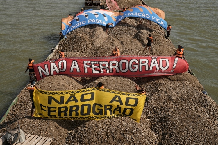 Indgenas ocupam barcaas de carga em protesto contra Ferrogro
