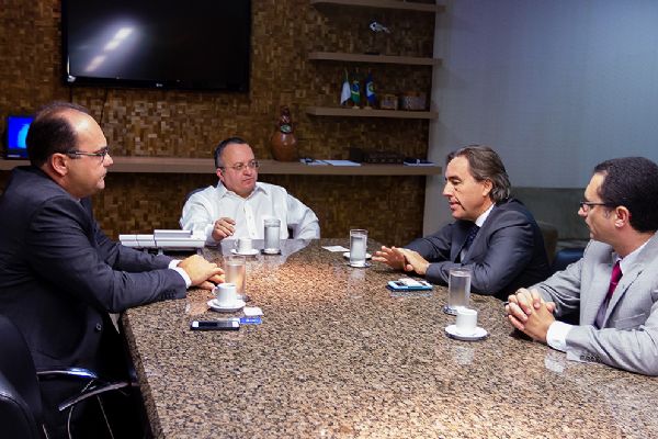 Dirigentes da Rede Carrefour em reunio com o governador Pedro Taques (PSDB)