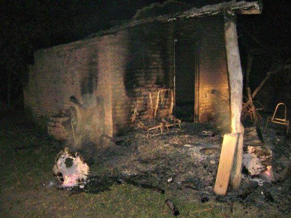 Casa de retireiro incendiada