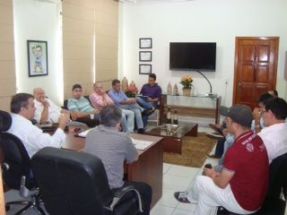 Lideranas de Lucas debatendo pavimentao de agro-estradas