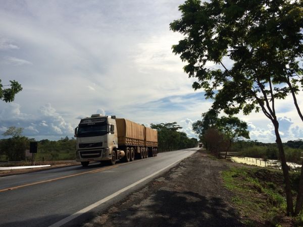 Obras de recuperao de pavimentao na BR-070, mais conhecida como Rodovia dos Imigrantes