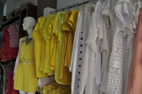 Vendas de roupas para o final do ano caem 13%; Branco e amarelo lideram