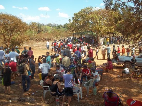 Moradores da gleba Sui Miss bloqueiam BR no interior de MT; seis mil so esperadas