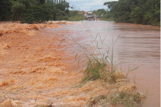 Aps fortes chuvas 'interditarem' trechos da MT-410 e MT-220, Tabapor deve decretar situao de emergncia