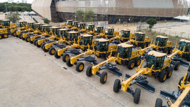 Governo entrega mquinas e equipamentos para manuteno de rodovias