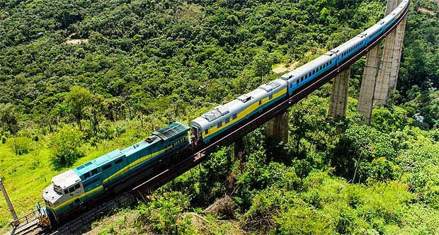 O trem de passageiros que a faz o trajeto entre Belo Horizonte (MG) e Vitria (ES).